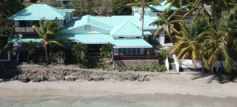 Bequia Beachfront Villa Hotel in Port Elizabeth, Saint Vincent and the Grenadines