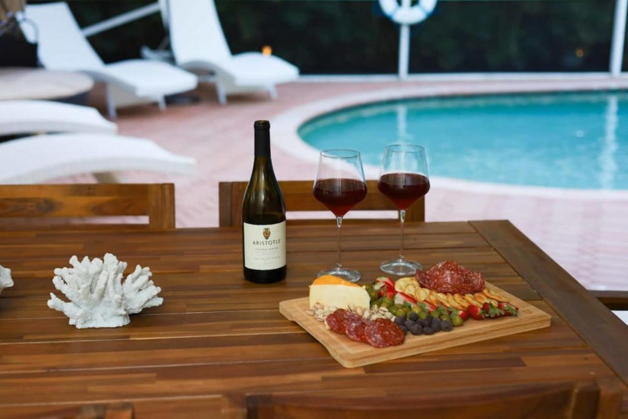 The Utopia Resort Dream Pool BBQ Outdoor Dining — 4-Star Luxury Hotel in Greenacres, United States