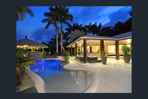 Luxury rainforest eyrie with panoramic views — hotel in Mossman