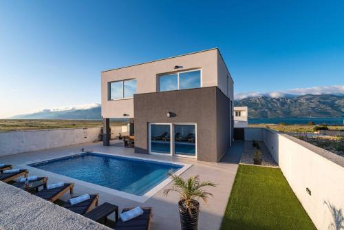 MY DALMATIA Sea view villa Punta with private swimming pool — 4-Star Luxury Hotel in Razanac, Croatia