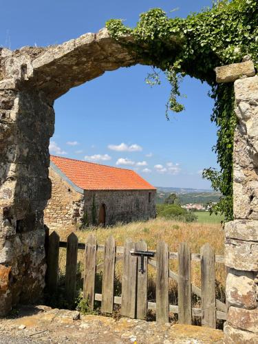 2BR Farmhouse with Swimming Pool By TimeCooler — 4-Star Luxury Hotel in Sobral De Monte Agraco, Portugal