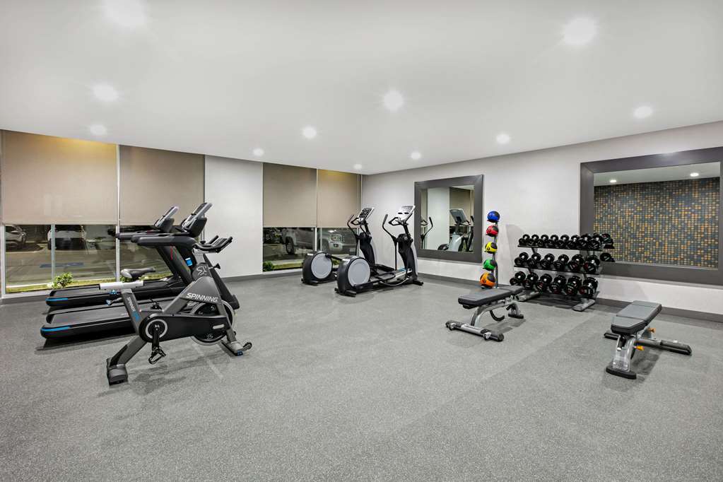 La Quinta Inn & Suites by Wyndham DFW West Glade Parks - photo 7