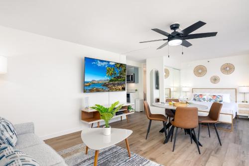 Newly Renovated Studio with Rooftop Pool & Near Waikiki Beach — 4-Star Luxury Hotel in Honolulu, United States