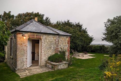 The Lookout Cosy Compact Cottage 20692333 — Totland