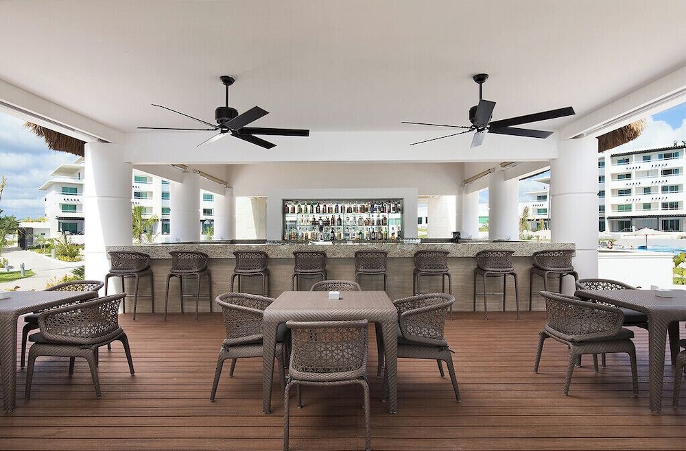 Poolside bar