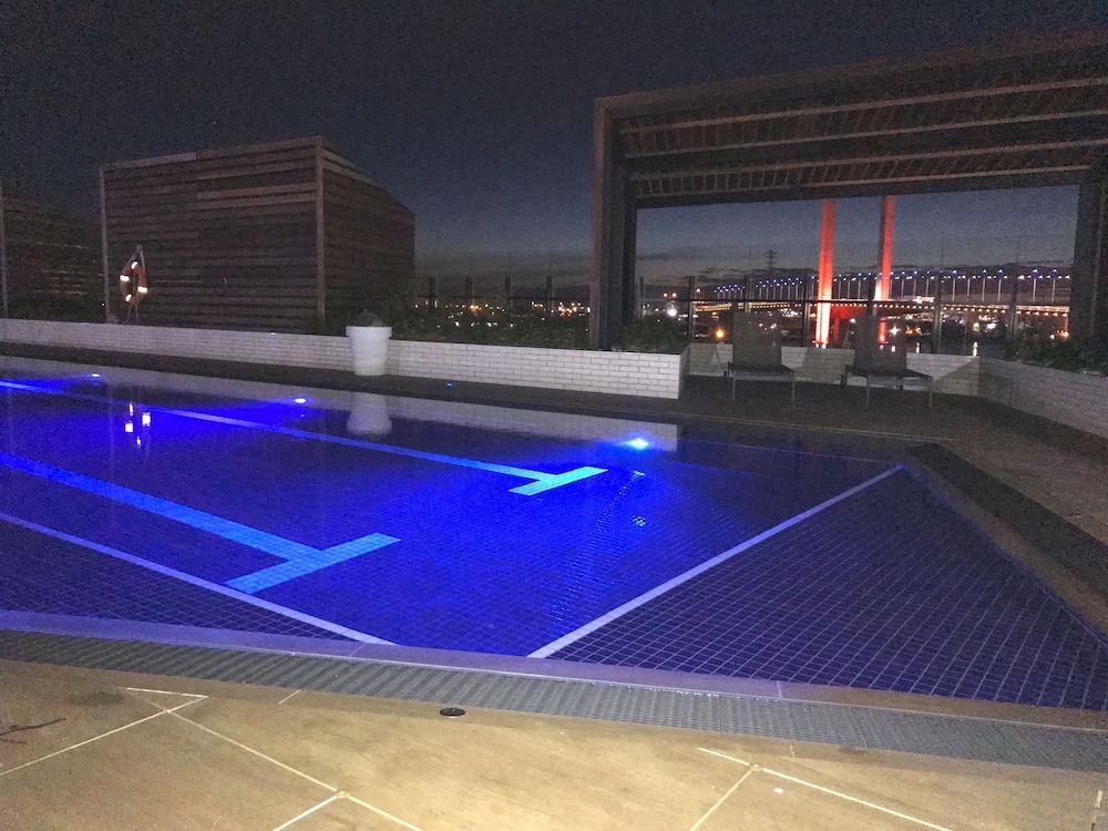 Docklands Delight — 4-Star Luxury Hotel in Docklands, Australia
