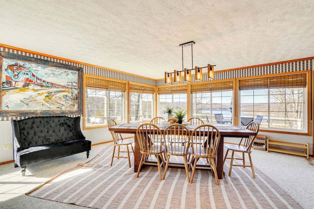 Deck & Lake Views: Modern Eagle Rock Gem - last minute hotel in Unknown City