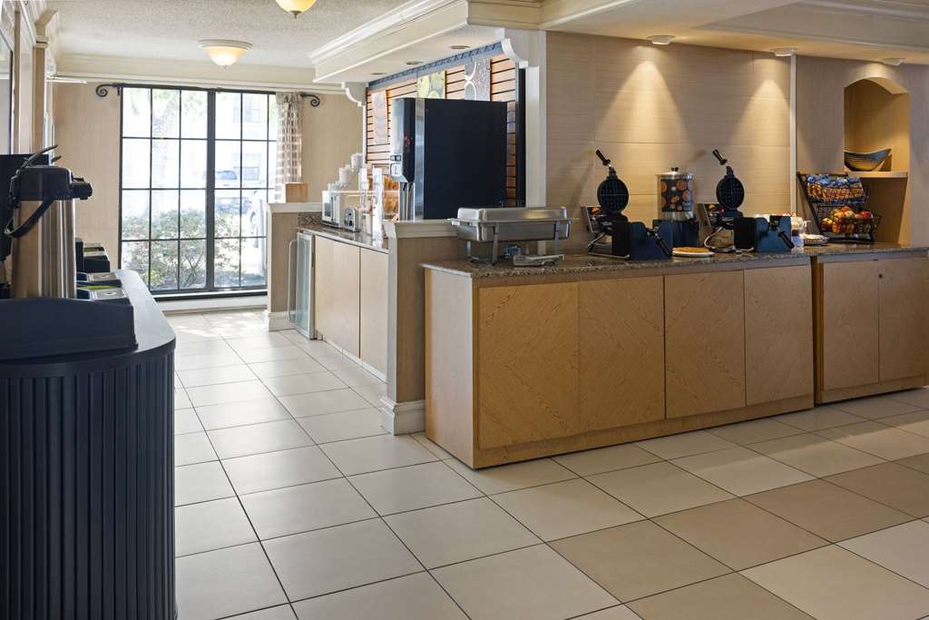 La Quinta Inn by Wyndham Pittsburgh Airport - photo 43