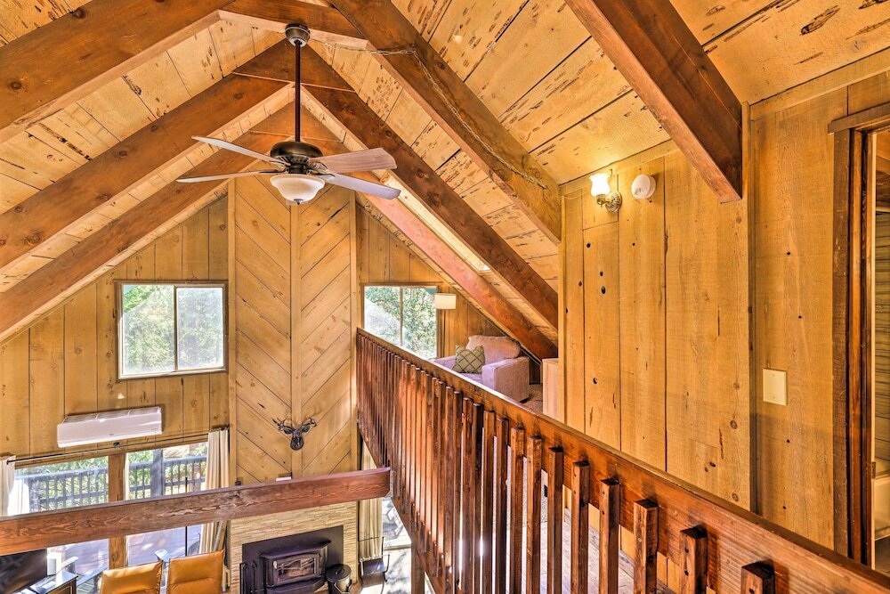 Near Trails Cabin with 2 Level Deck in Twain Harte — 4-Star Luxury Hotel in Twain Harte, United States