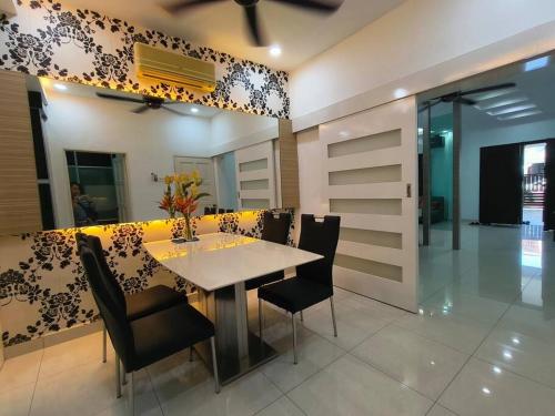 Thebliss8 八悦椋居 2R2b For 5 8Pax — hotel near Malacca International Airport