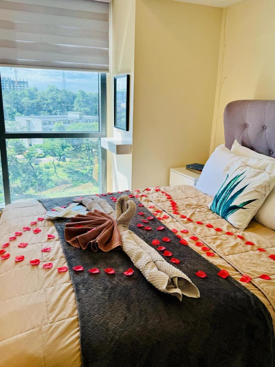 J&M Cozy Retreat McKinley Hill BGC — 4-Star Luxury Hotel in Manila, Philippines