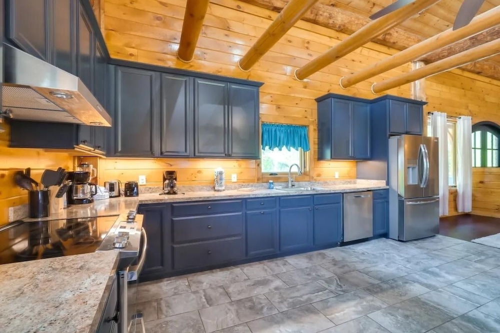 Sensational Views 4 Bedroom Cabin by Heavenly Views Resort - featured photo