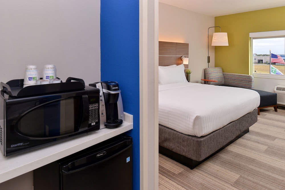 Holiday Inn Express & Suites St. Petersburg Madeira Beach by IHG - photo 4