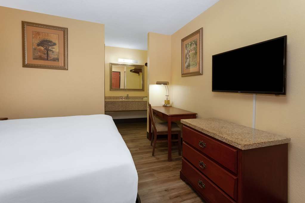 Travelodge by Wyndham Albuquerque East - photo 34