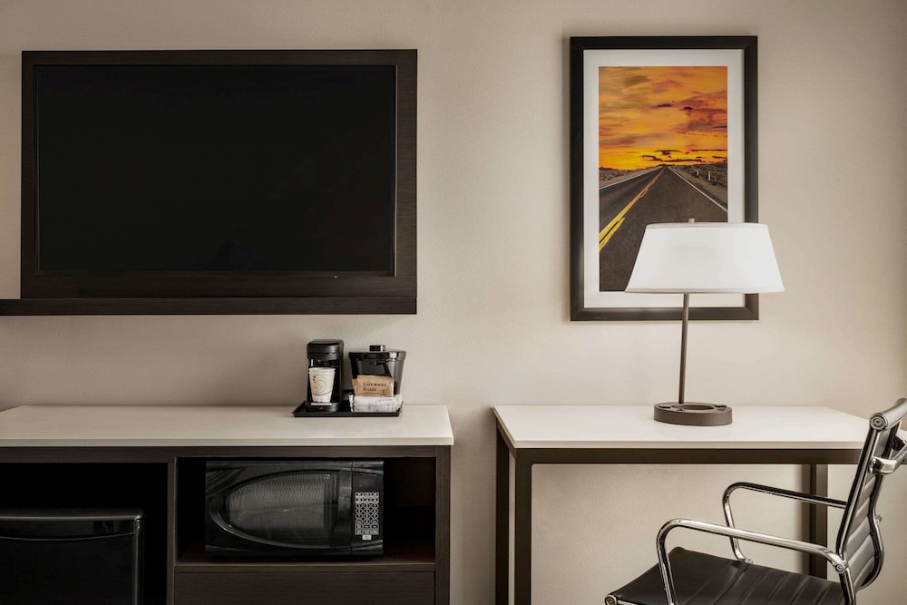 La Quinta Inn & Suites by Wyndham San Bernardino - photo 32