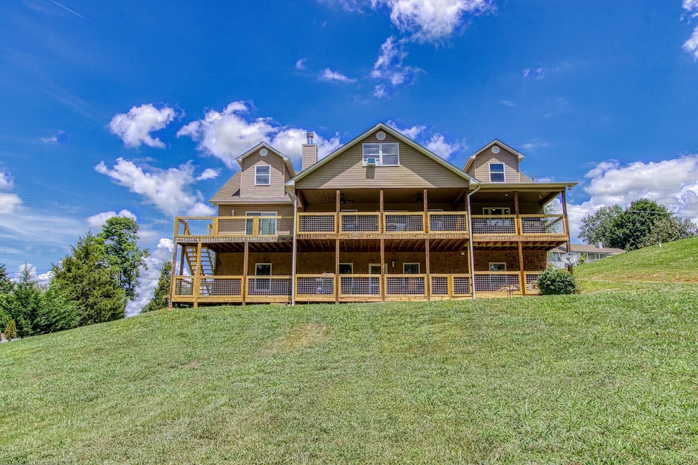 Rustic River Lodge by HoneyBearCabins — 4-Star Luxury Hotel in Sevierville, United States