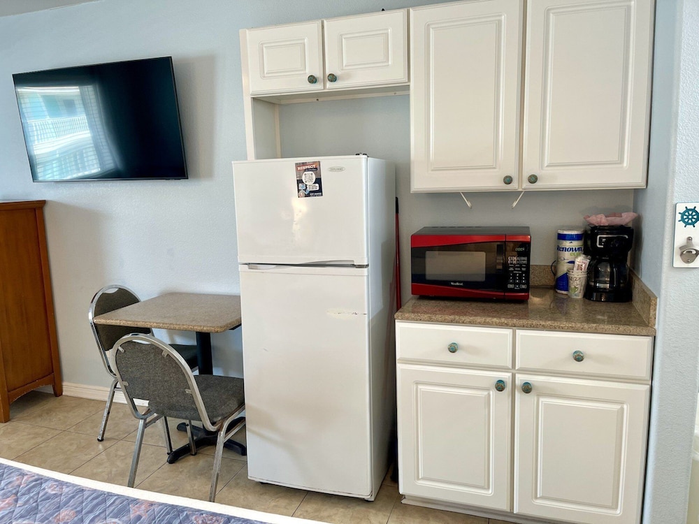 Beachgate Condo Suites And Hotel 437 1 Bedroom Condo - photo 3