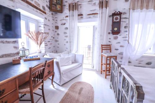 Rustic house in Ano Syros — 4-Star Luxury Hotel in Ano Syros, Greece