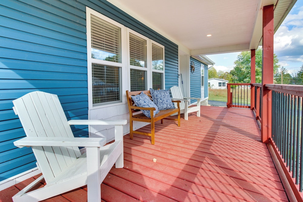 Hillsboro Hideaway with Private Hot Tub and Bunkhouse in Hillsboro, United States