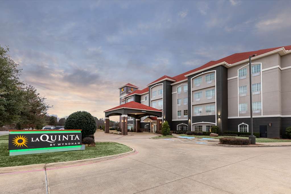 La Quinta Inn & Suites by Wyndham Mt. Pleasant - photo 3
