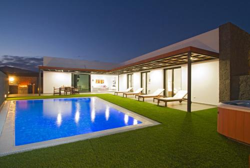 Villa Jimena — 4-Star Luxury Hotel in Puerto Del Carmen, Spain