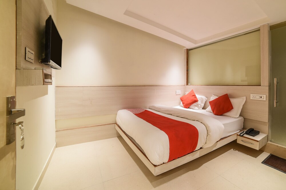 Oyo 24895 Mid Town — Shimla