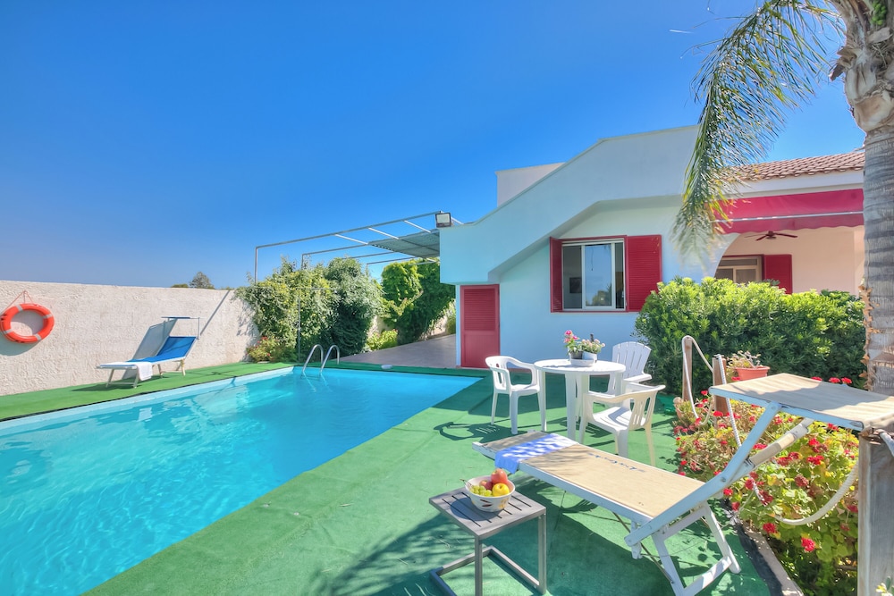 Villa Strea with pool — 4-Star Luxury Hotel in Nardo, Italy