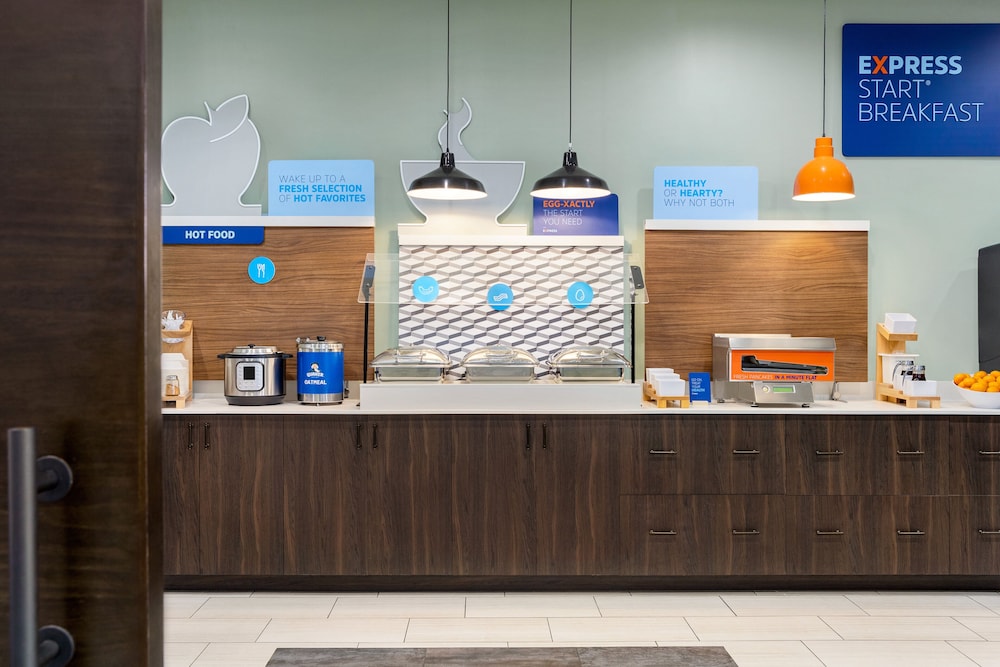 Holiday Inn Express Hotel & Suites Waycross by IHG - photo 38