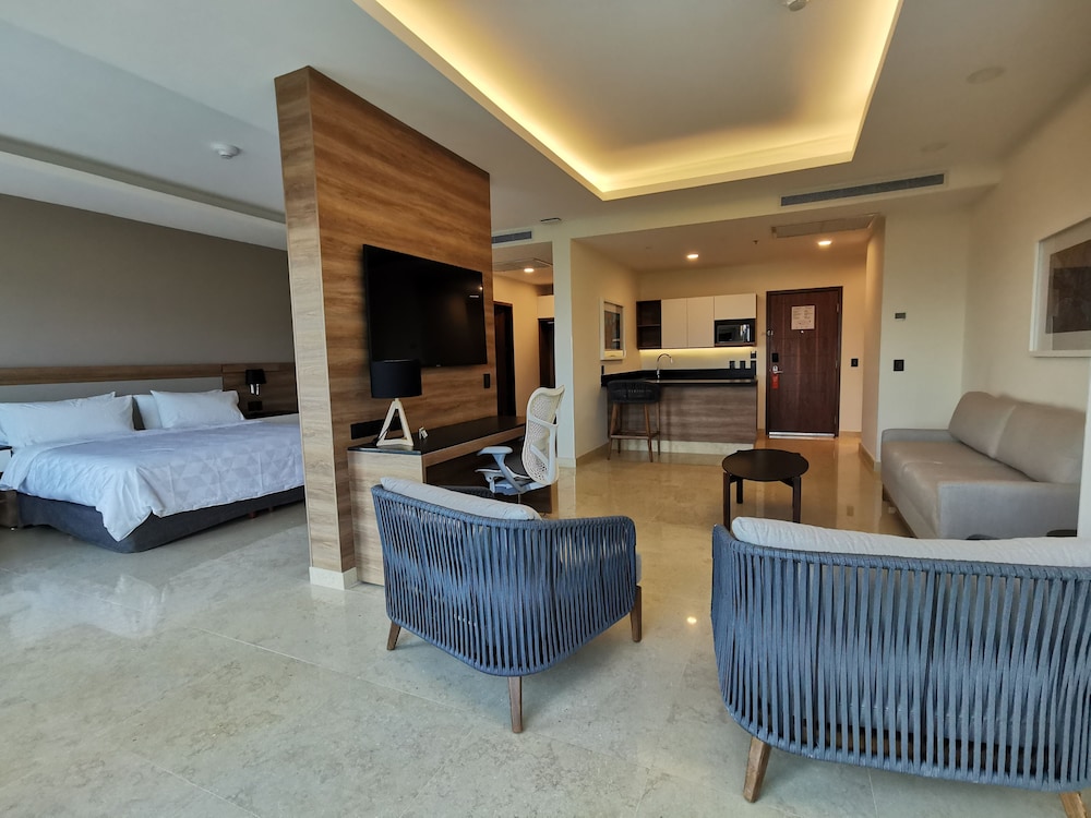 Holiday Inn & Suites Puerto Vallarta Marina & Golf by IHG