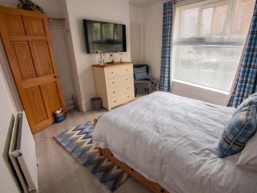 North Bay Holiday Apartment with Internet Smart TV's and Patio Area