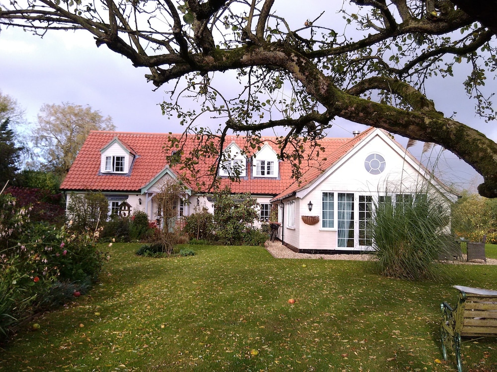 White Cottage B&B — 4-Star Luxury Hotel in Spilsby, United Kingdom
