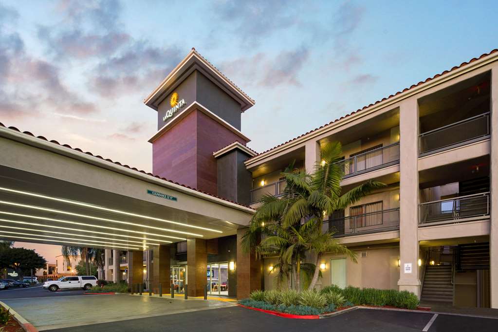 La Quinta Inn & Suites by Wyndham Orange County Airport - photo 4