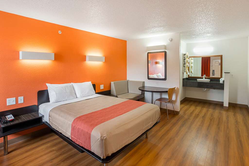 Motel 6 Grand Prairie TX Near Six Flags Drive - photo 8