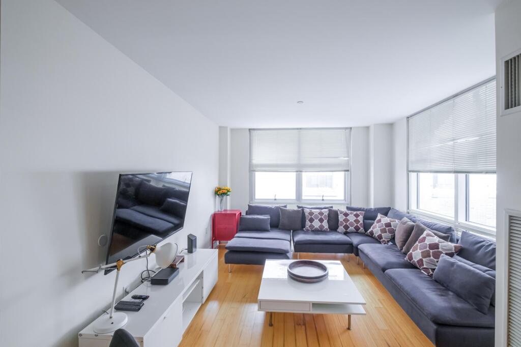Luxury 2br 100 Walkscore Theatre District Evonify - photo 9