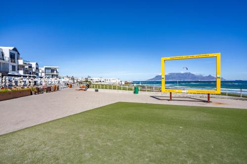 Stylishly Decorated Beachfront apartment w Inverter 202 Eden