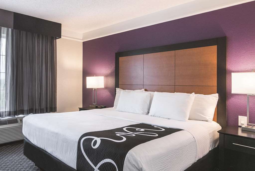La Quinta Inn & Suites by Wyndham Orlando Airport - photo 52