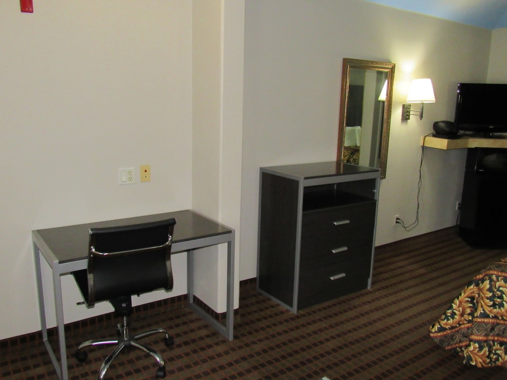 Camelot Inn & Suites Highway 290 NW Freeway - photo 12