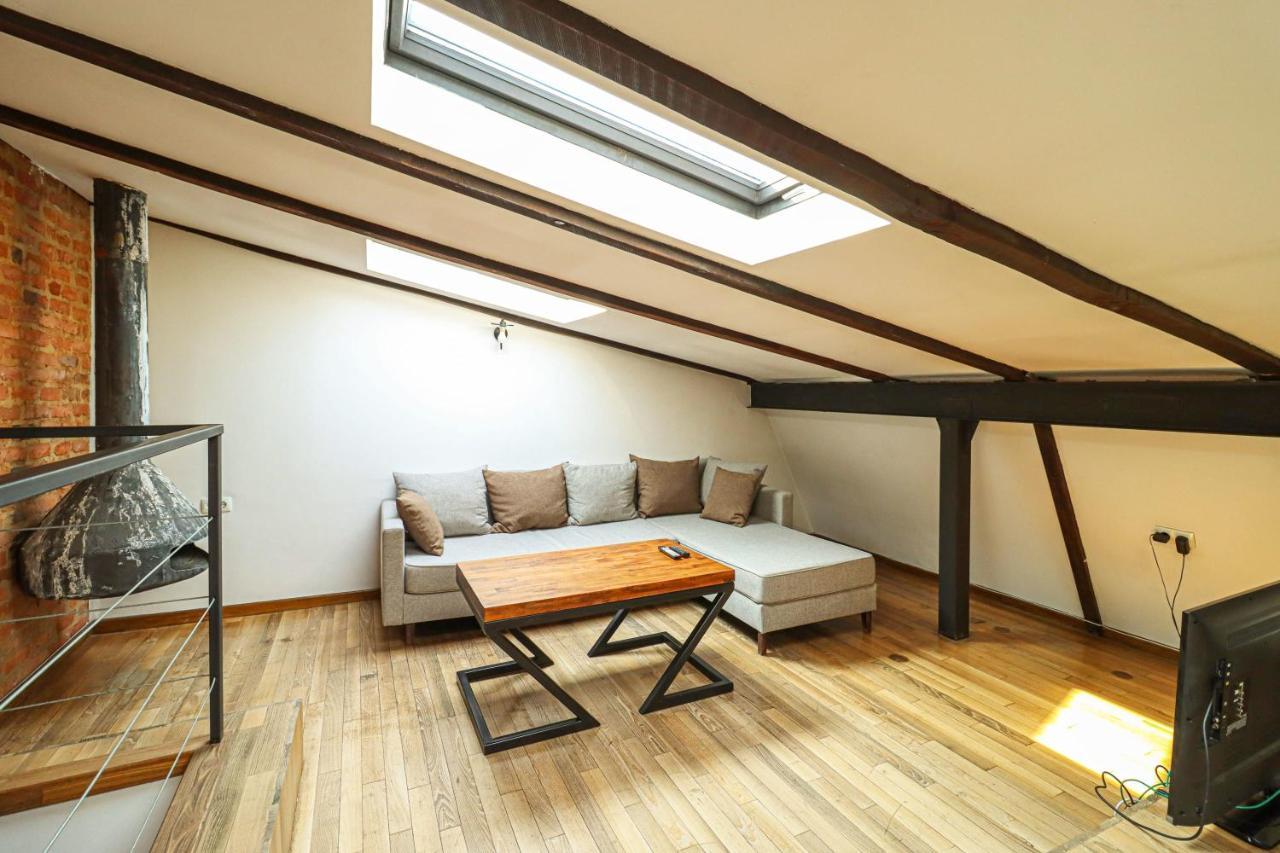 Vintage Mezzanine Apt in City Center By Wehost