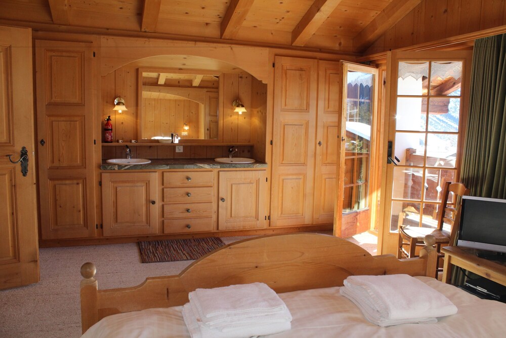 Chalet Runca — 4-Star Luxury Hotel in Arosa, Switzerland