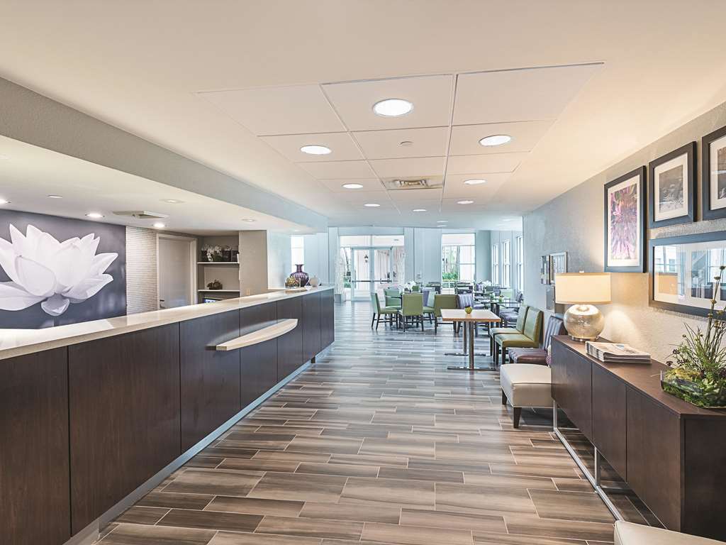 La Quinta Inn & Suites by Wyndham Plantation at SW 6th St - photo 6