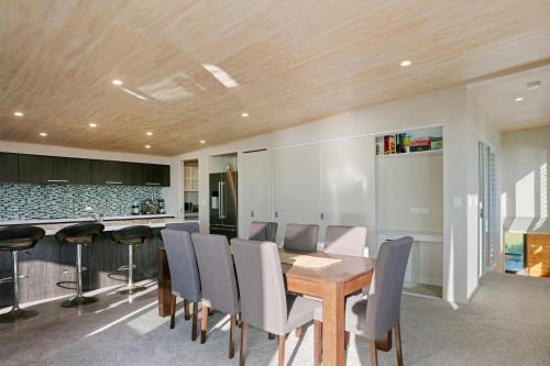 The White Haus Waihi Beach Upstairs Holiday Unit — 4-Star Luxury Hotel in Waihi Beach, New Zealand