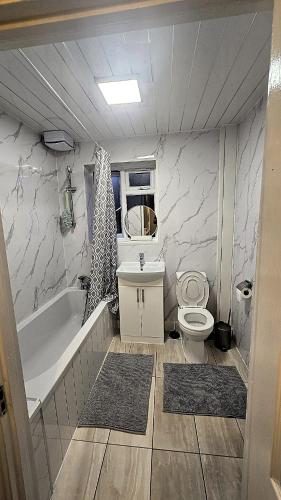 London Luxury 3 Bedroom Apartment close to East Ham Station — 4-Star Luxury Hotel in London, United Kingdom