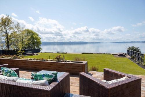 Jandals & Joy Lakefront Retreat in Rotorua, New Zealand