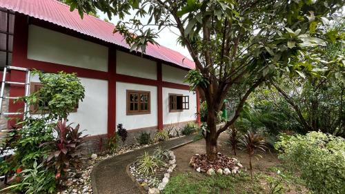 Strandhaus auf Sibuyan Island nahe Cresta de Gallo Marevic's Guesthouse 2 — 4-Star Luxury Hotel in San Fernando, Philippines