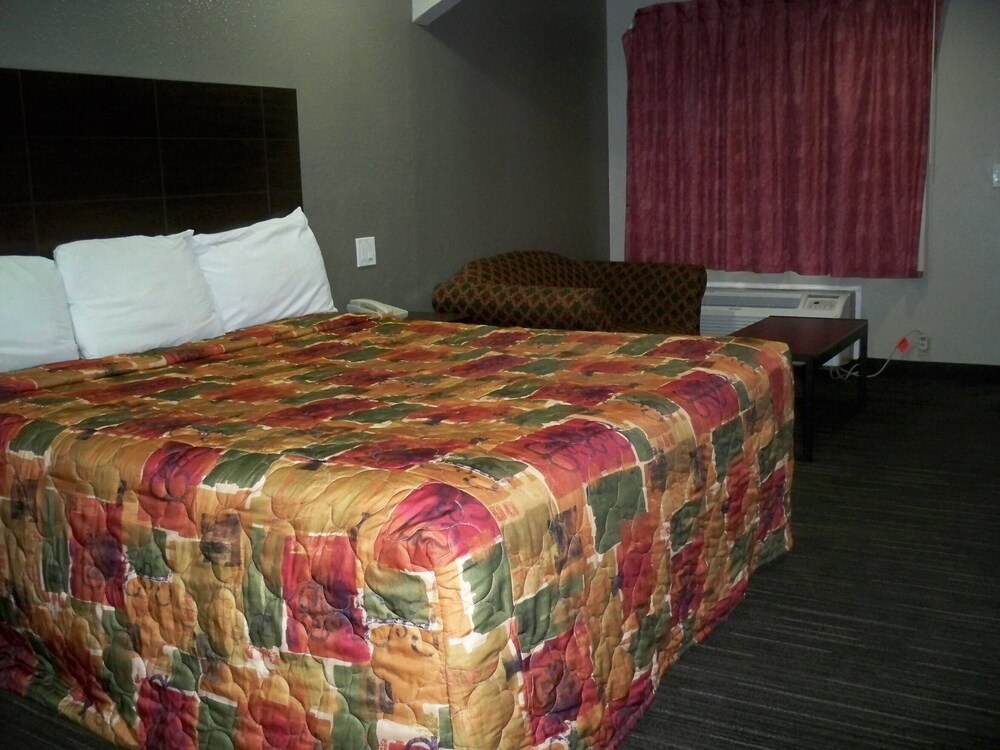 Scottish Inn & Suites - photo 37