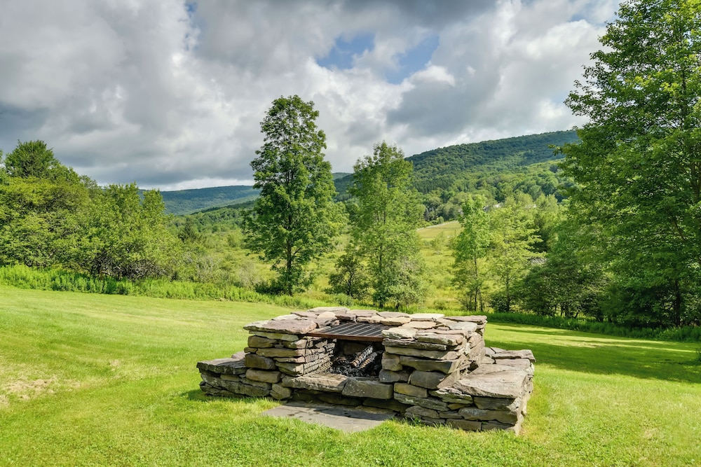 Quiet Catskills Getaway w Deck & Mtn Views — hotel in Boonsboro
