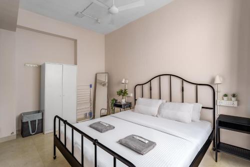 Quirky 1BHK Bandra W by The Bombay Home Company — 4-Star Luxury Hotel in Mumbai, India