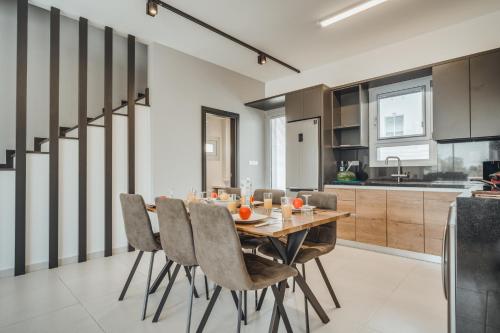Stay in Style in Modern 3 Bedroom Villas Near Nissi Beach & Square