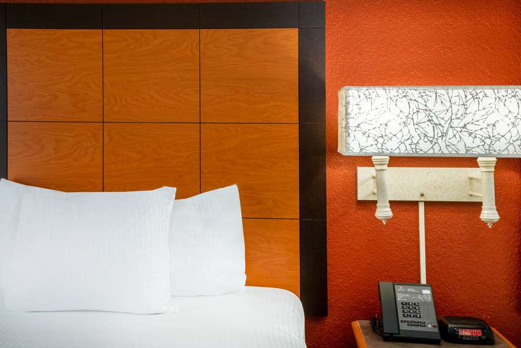 La Quinta Inn & Suites by Wyndham Nashville Airport Opryland - photo 40