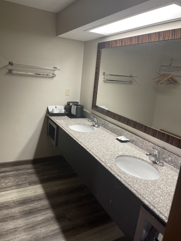 Royal Inn & Suites - photo 14